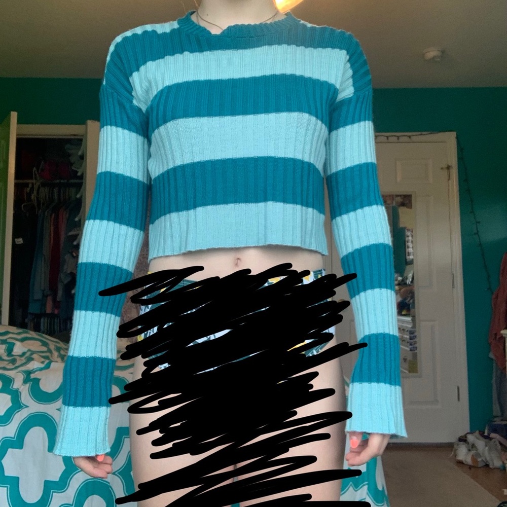 Cropped bell sleeve shirt